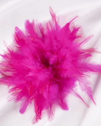 Brosa puf pene fucsia cu diametru de 17 cm, cu clips pentru par
