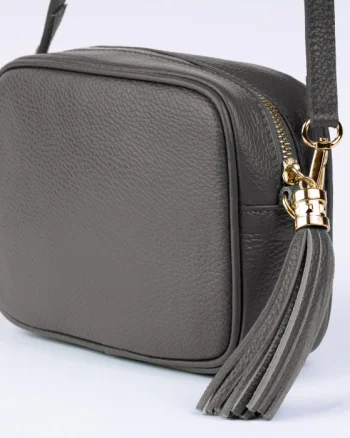 Geanta crossbody gri inchis din piele naturala, cu ciucure din piele