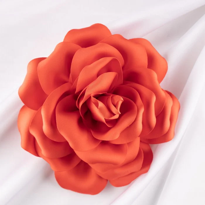 Brosa floare corai satinata cu diametru de 15 cm, cu clips pentru par