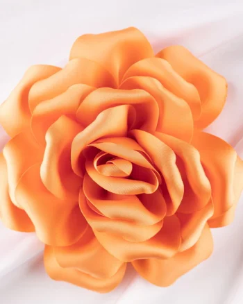 Brosa floare portocaliu deschis satinata cu diametru de 15 cm, cu clips pentru par