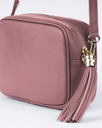 Geanta crossbody roz inchis din piele naturala, cu ciucure din piele
