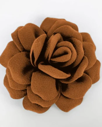 Brosa floare caramizie cu diametru de 20 cm din stofa, cu clips si ac