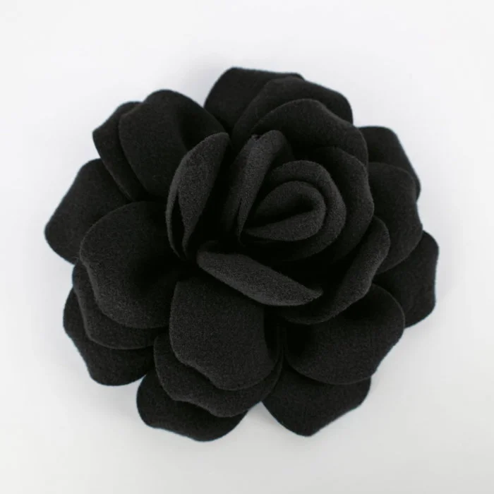 Brosa floare neagra cu diametru de 20 cm din stofa, cu clips si ac
