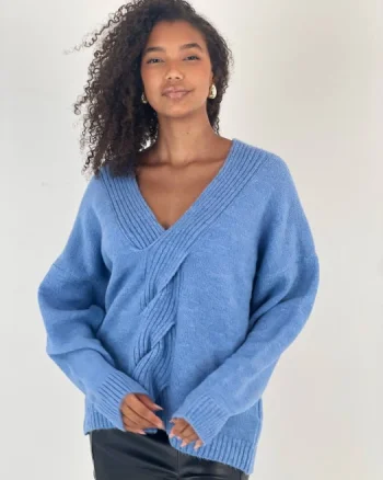 Pulover cu impletitura decorativa pe piept si decolteu in V, bleu