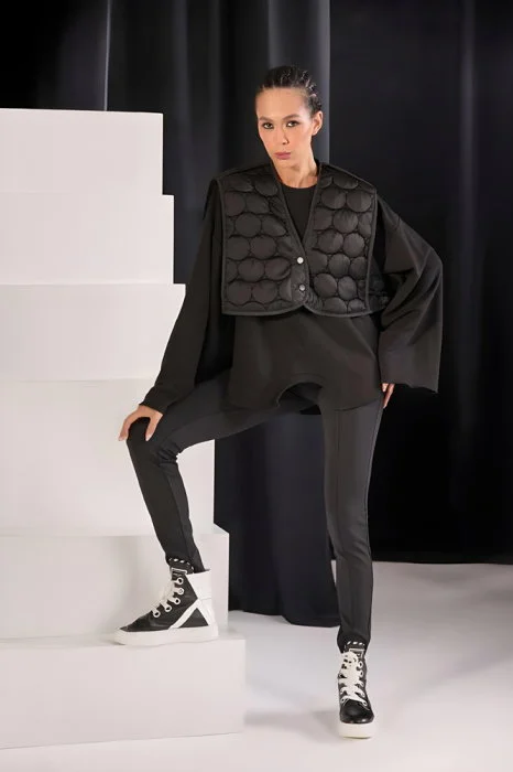 Bluza neagra oversize cu vestuta matlasata scurta