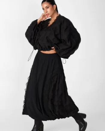 Bluza neagra oversize cu maneci fluture si dantela