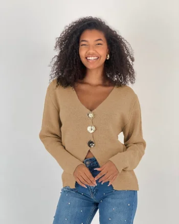 Pulover camel moale si fin cu trei nasturi mari aurii, oversize