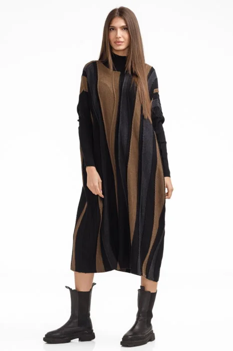 Rochie oversize tricotata cu dungi unduitoare si croi lejer, negru-camel