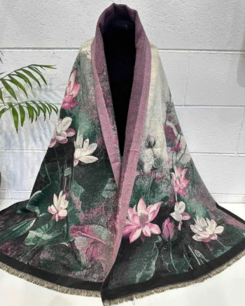 Esarfa premium din vascoza cu imprimeu floral mov cu alb si negru
