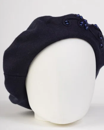 Bereta bleumarin chic, cu decoratiune tricotata si insertii de perle, din bumbac si lana