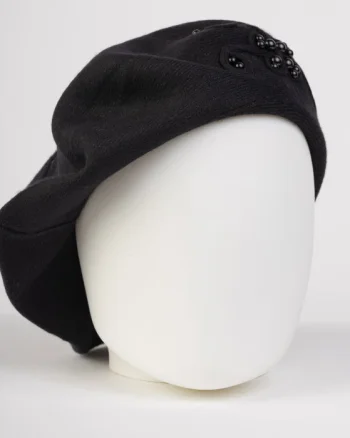 Bereta neagra chic, cu decoratiune tricotata si insertii de perle, din bumbac si lana