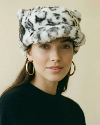 Sapca cu cozoroc din blanita si interior matlasat, animal print alb