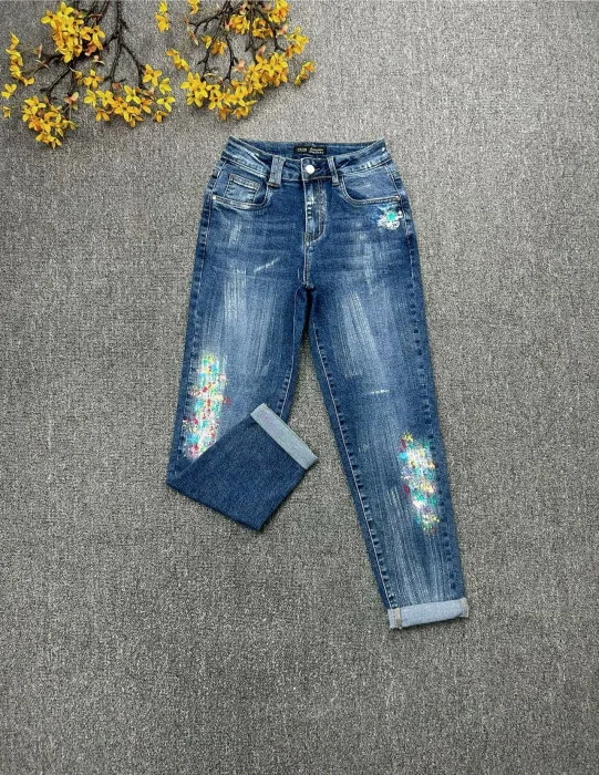 Pantaloni jeans denim CUDI, croiala gen mom fit, cu desen colorat
