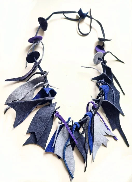 Colier handmade  din piele naturala, asimetric, nuante bleu bleumarin