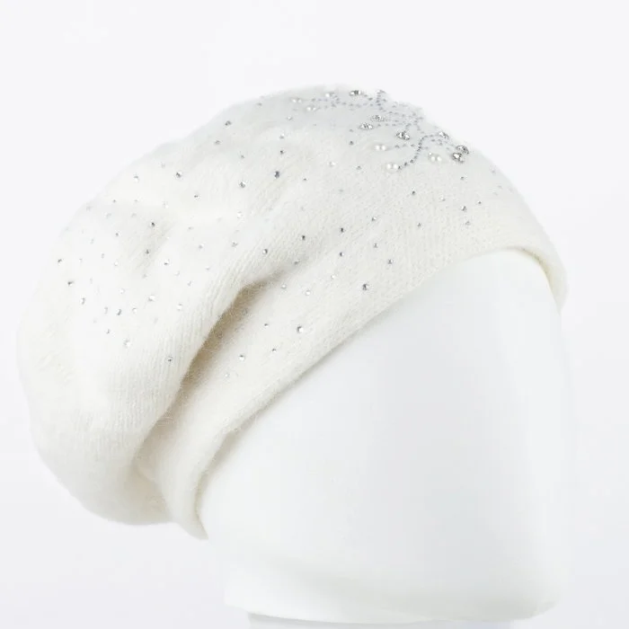 Caciula alba model tricotat cu perle si strasuri fine aplicate, dublata in interior