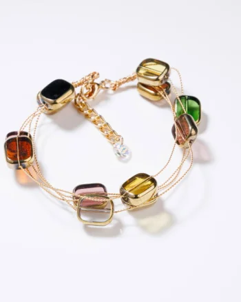 Bratara delicata cu elemente multicolore si metalice pe fire fine aurii