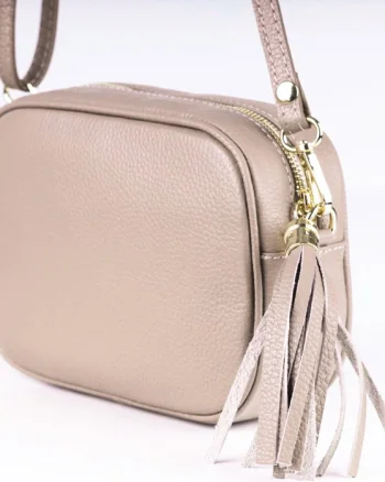 Geanta crossbody bej din piele naturala, cu ciucure din piele
