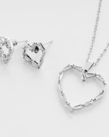 Set argintiu format din colier si cercei cu forma de inima cu pietricele alb-argintii din cubic zirconia