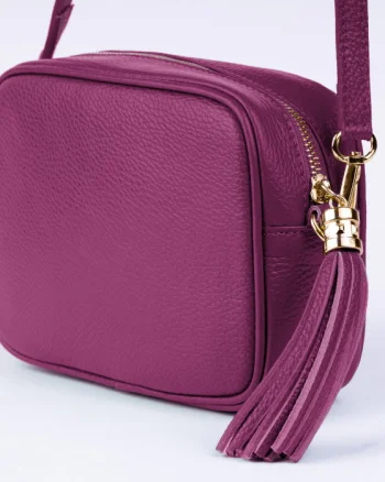Geanta crossbody magenta din piele naturala, cu ciucure din piele