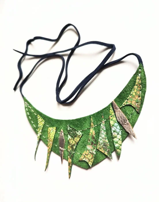 Colier smarald   statement din piele naturala, spirit festiv ,unicat