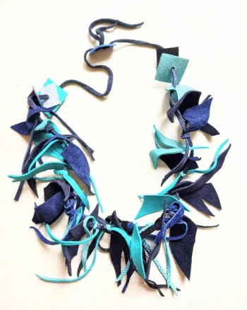 Colier handmade  din piele naturala, asimetric, nuante bleumarin turcoaz ,unicat