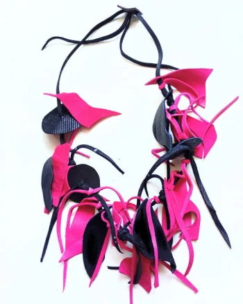 Colier handmade  din piele naturala, asimetric, nuante negru cyclame