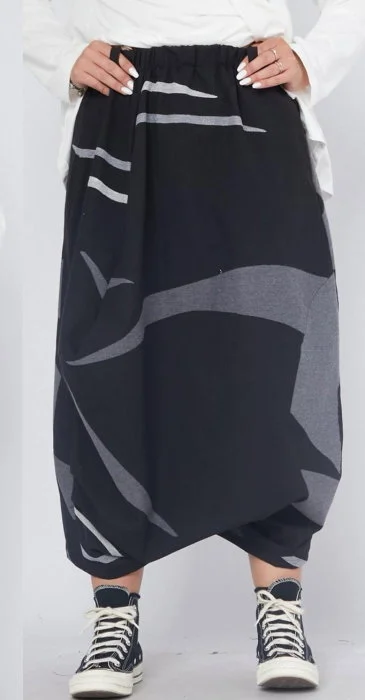 Fusta pantalon statement cu volum arhitectural si imprimeu geometric ,  stil urban