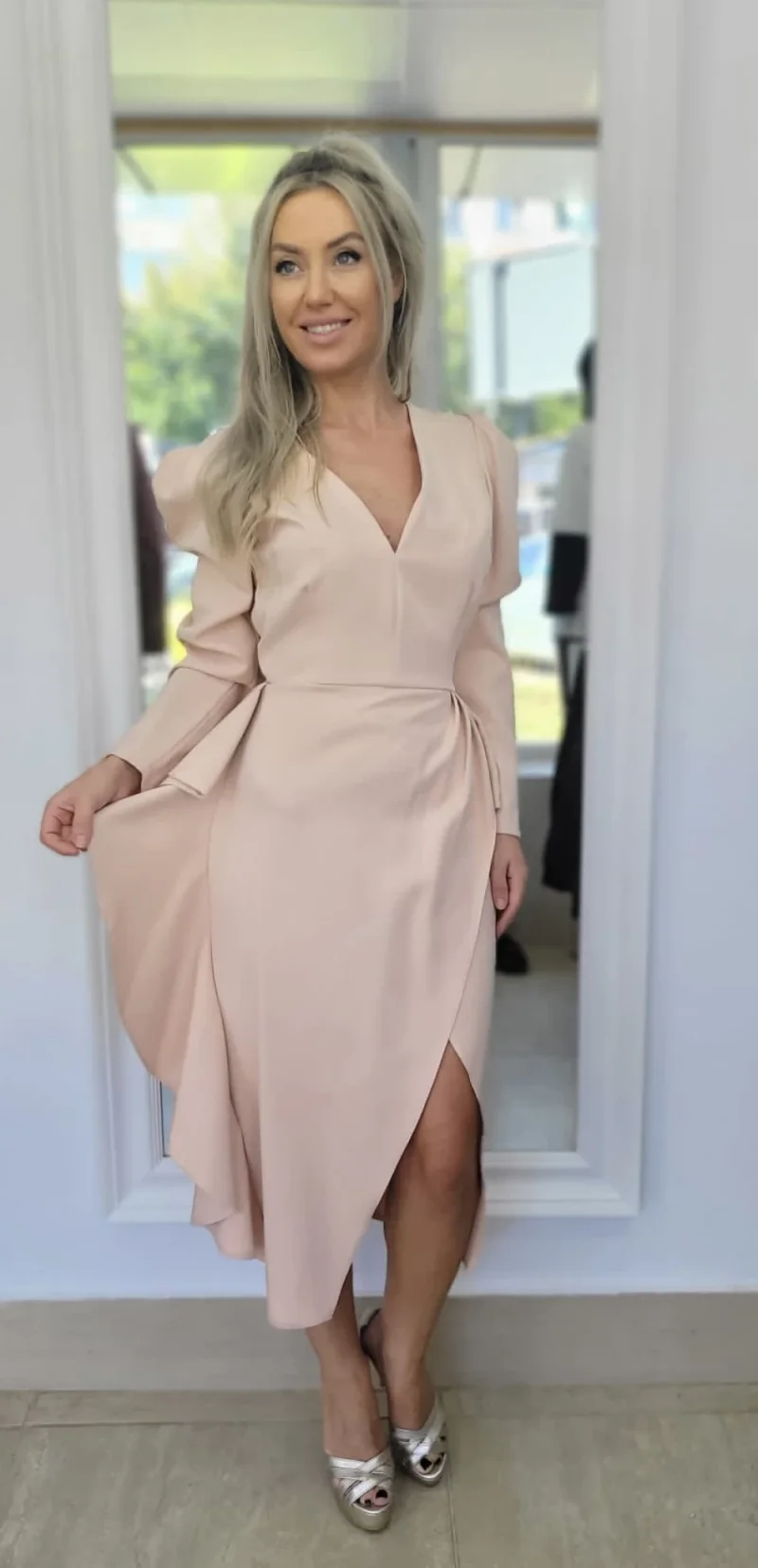 Rochie eleganta bej cu aspect petrecut si volan