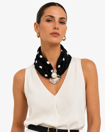 Esarfa colier satinata cu perla decorativa si inchidere magnetica, neagra cu buline albe