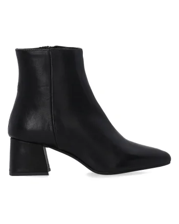 Botine de piele cu varf ascutit si toc masiv