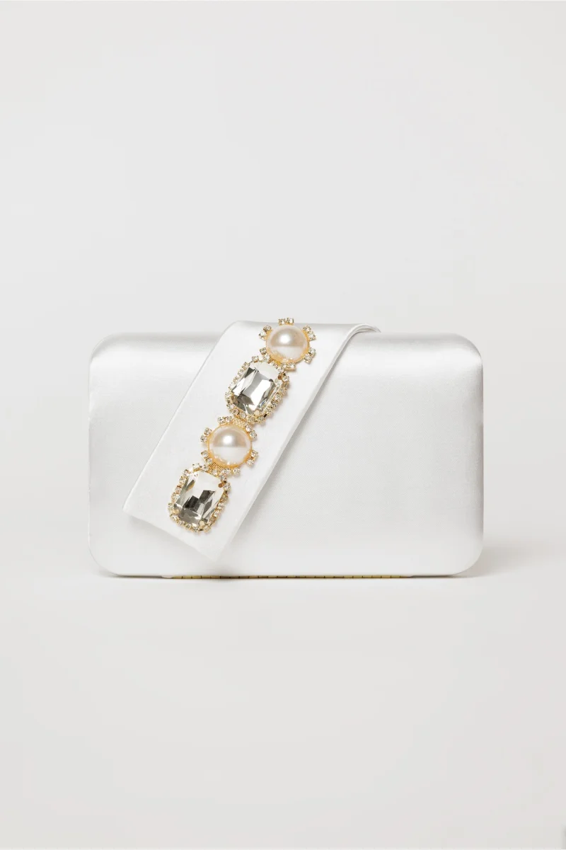 Clutch alb elegant din satin cu aplicatii de perle si cristale