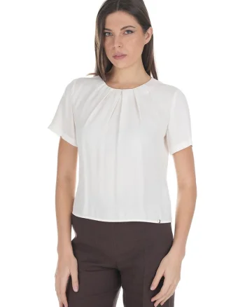 Tricou cu decolteu la baza gatului