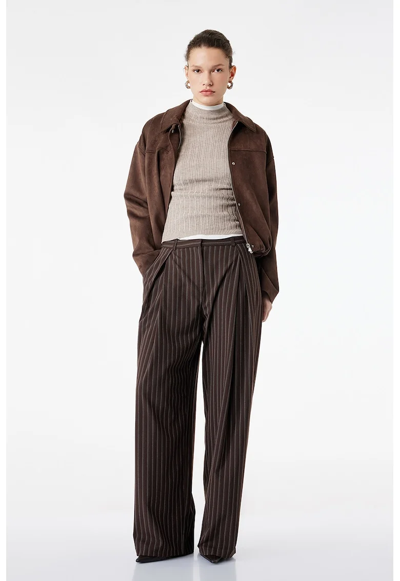 Pantaloni cu croiala ampla si model in dungi, Maro