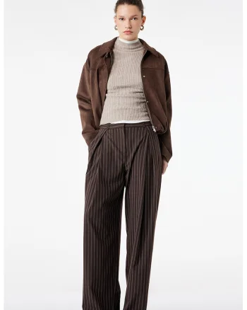Pantaloni cu croiala ampla si model in dungi, Maro