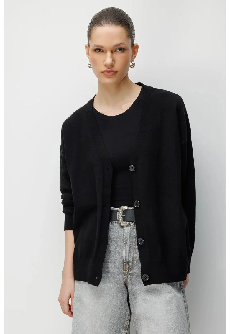 Cardigan lung tricotat  negru, 100% poliester, cu decolteu in V, cu nasturi,