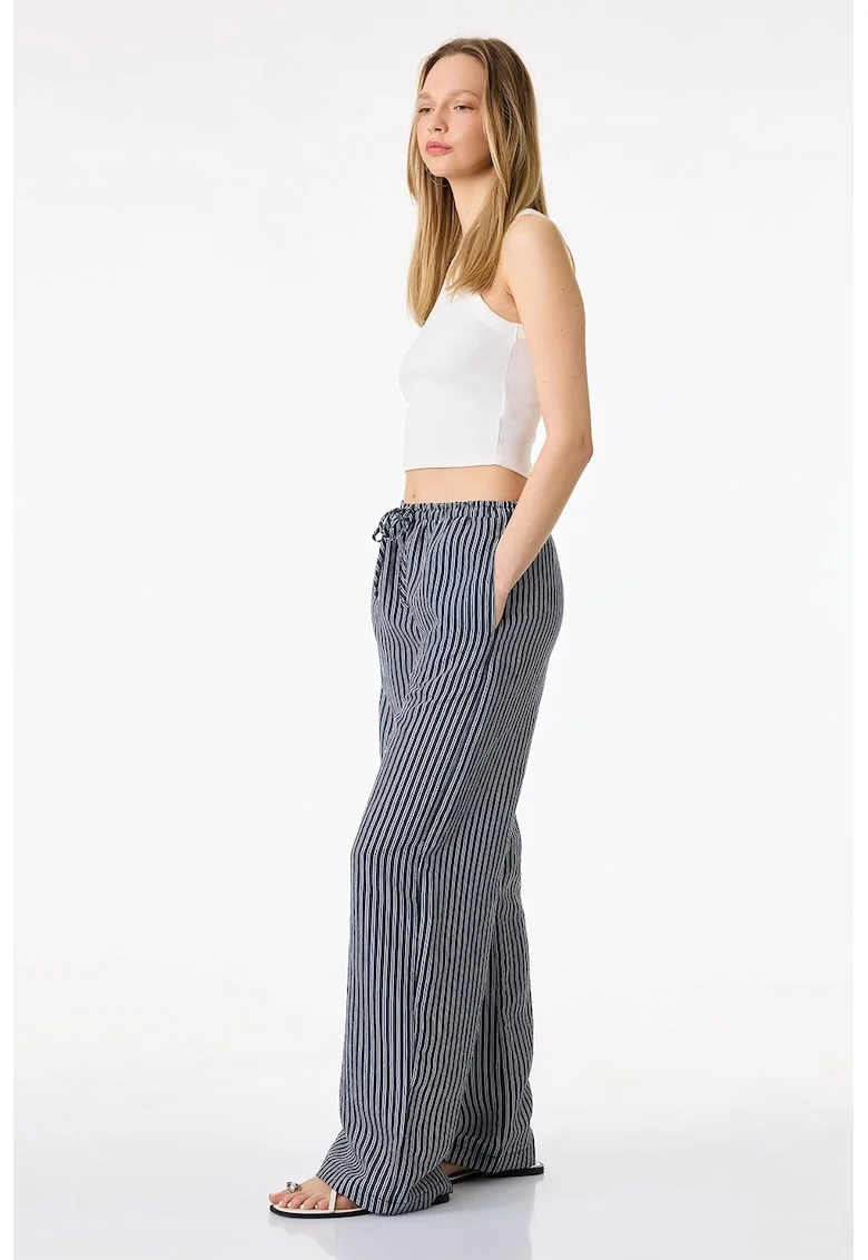Pantaloni din amestec de modal cu croiala ampla si model in dungi, Alb/Bleumarin