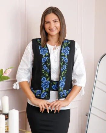 Vesta traditionala neagra cu broderie florala albastra Ilona 02