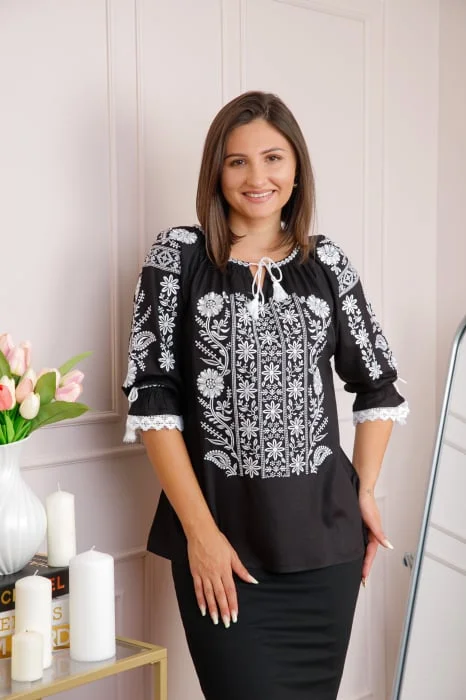 Bluza neagra cu motiv floral alb Luciana 02
