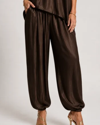 Pantaloni din matase si vascoza satinata cu croi lejer si elastic la glezna, maro inchis
