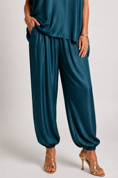 Pantaloni din matase si vascoza satinata cu croi lejer si elastic la glezna, turcoaz inchis