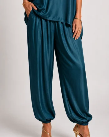 Pantaloni din matase si vascoza satinata cu croi lejer si elastic la glezna, turcoaz inchis