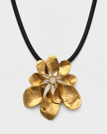 Colier statement cu floare sculpturala din metal auriu si snur negru silicon