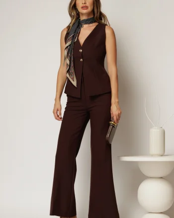 Compleu bordo cu vesta cambrata si pantaloni usor evazati