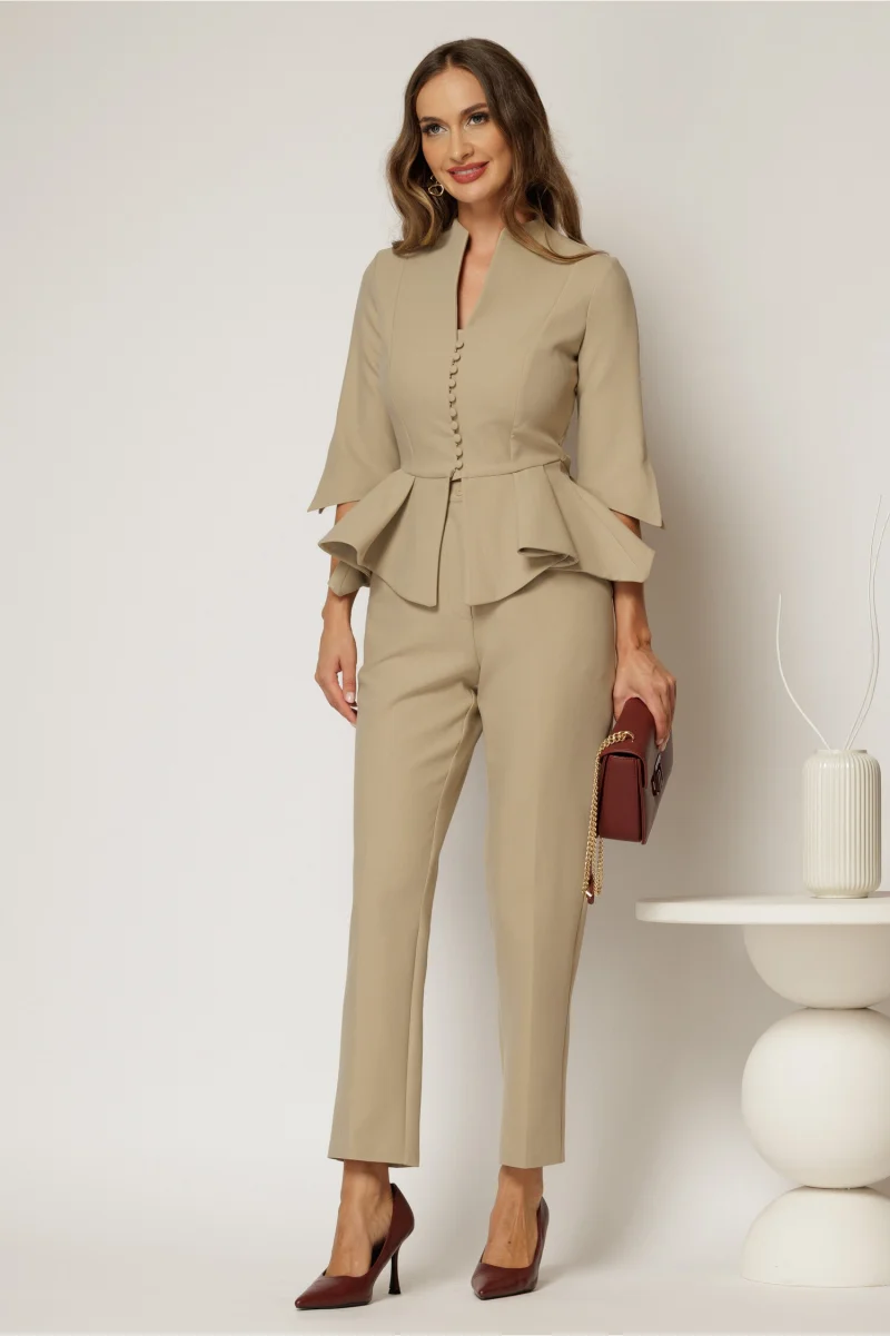 Compleu DY Fashion bej cu sacou cu peplum si inchidere cu nasturi