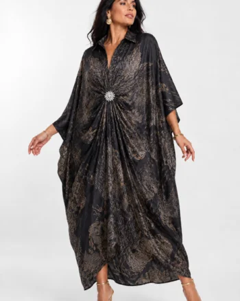 Rochie maxi tip caftan neagra cu imprimeu grafic bej, drapaj si brosa detasabila
