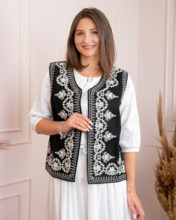 Vesta traditionala neagra cu broderie florala alba Tudora