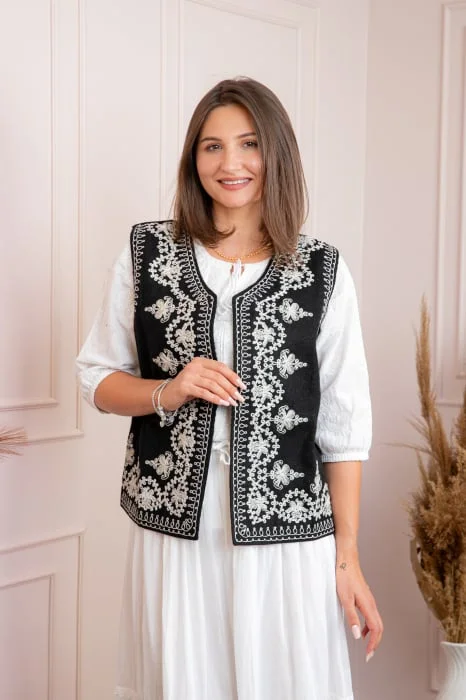 Vesta traditionala neagra cu broderie florala alba Tudora