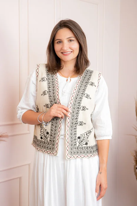 Vesta traditionala crem cu broderie florala neagra Sara