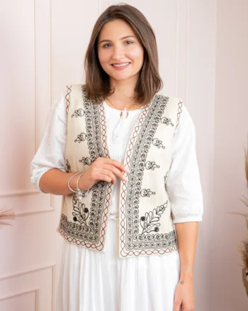 Vesta traditionala crem cu broderie florala neagra Sara