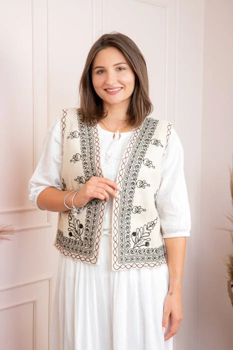 Vesta traditionala crem cu broderie florala neagra Sara